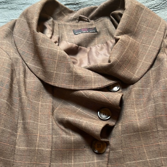 Gorgeous brown plaid ruffle front peplum scoop collar blazer - US 12 - Picture 8 of 9